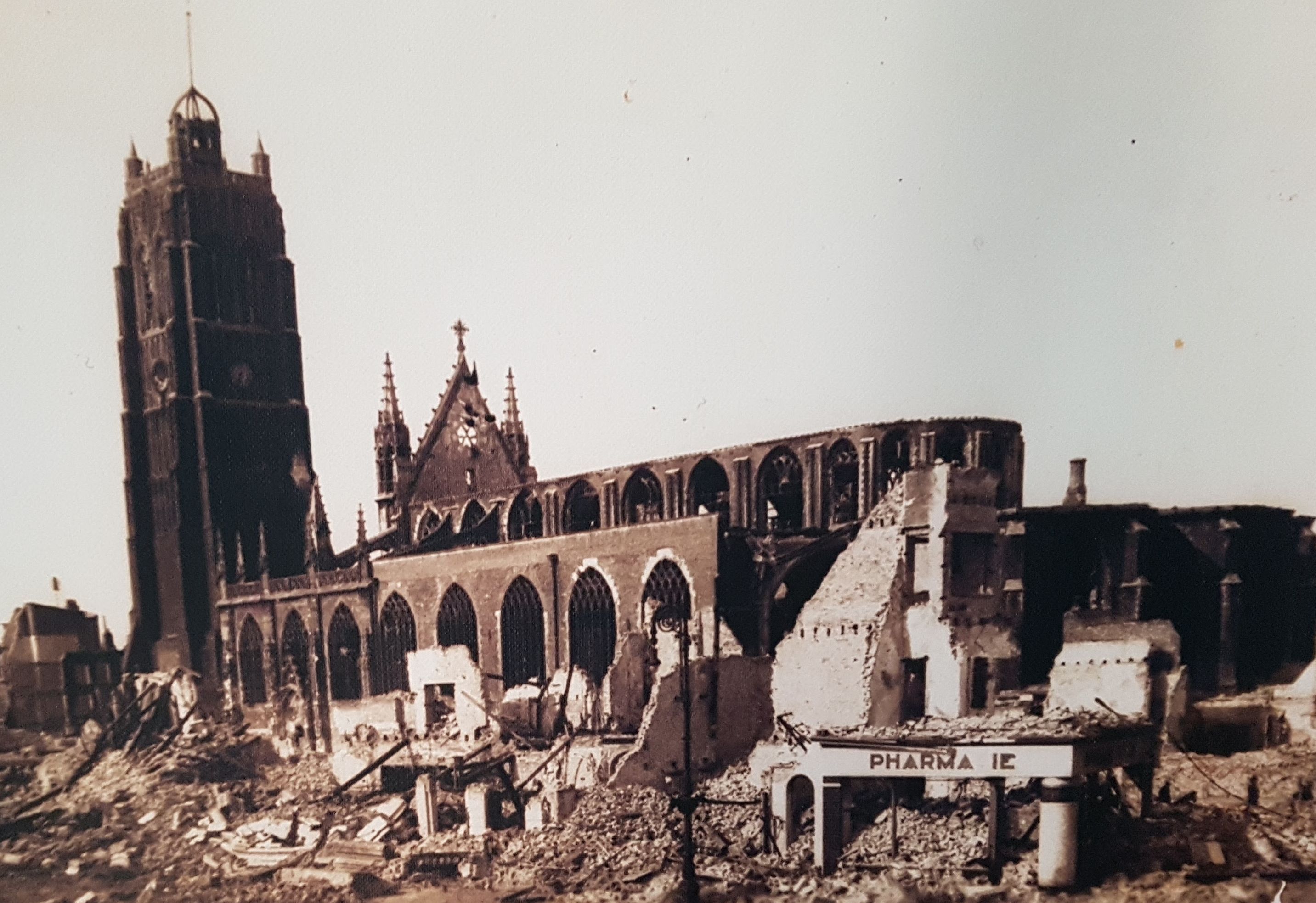 L'église Saint-Eloi après les bombardements à Dunkerque